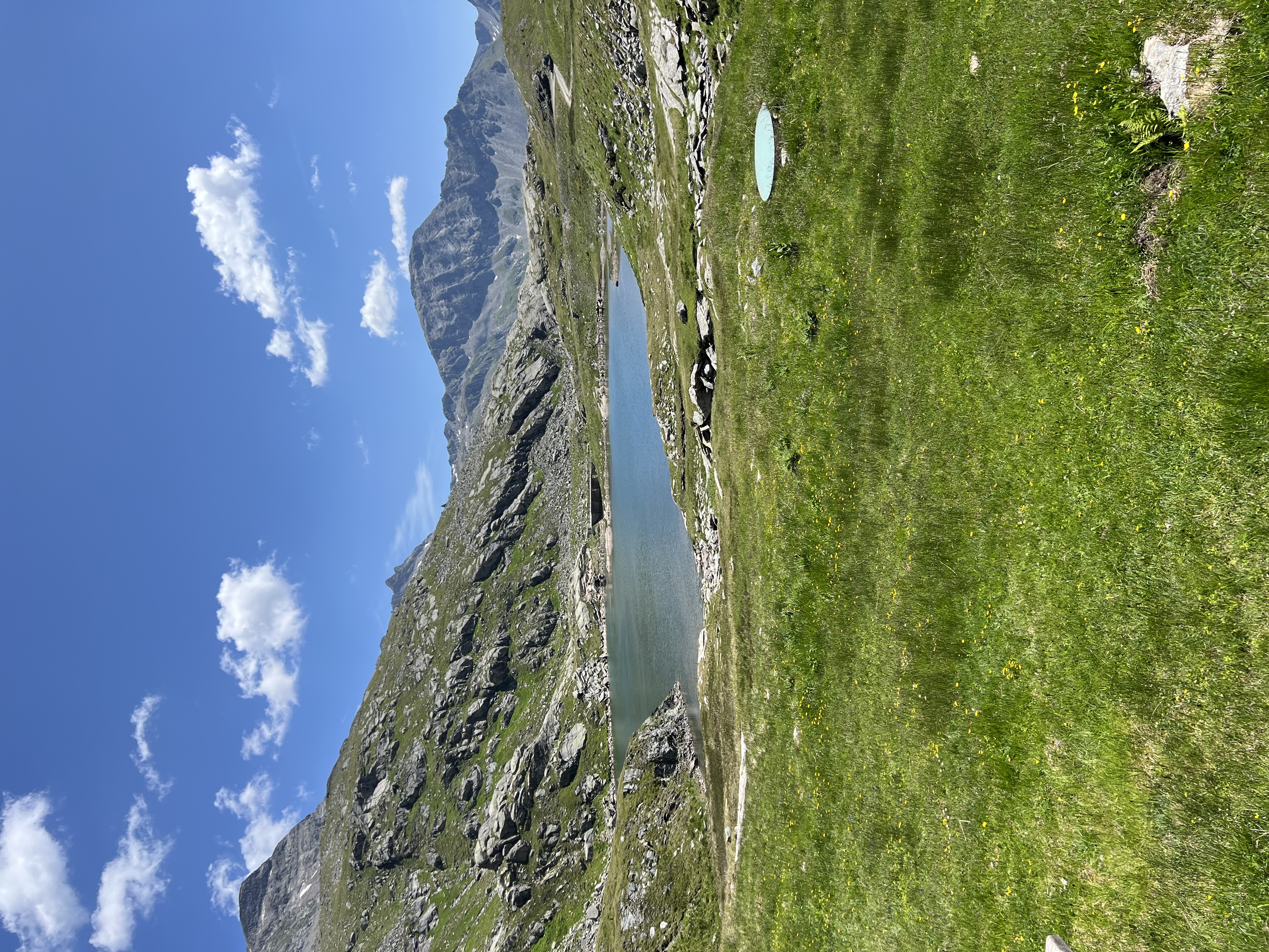 Bergsee in der Nähe der Goldgräberhütte im Sommer