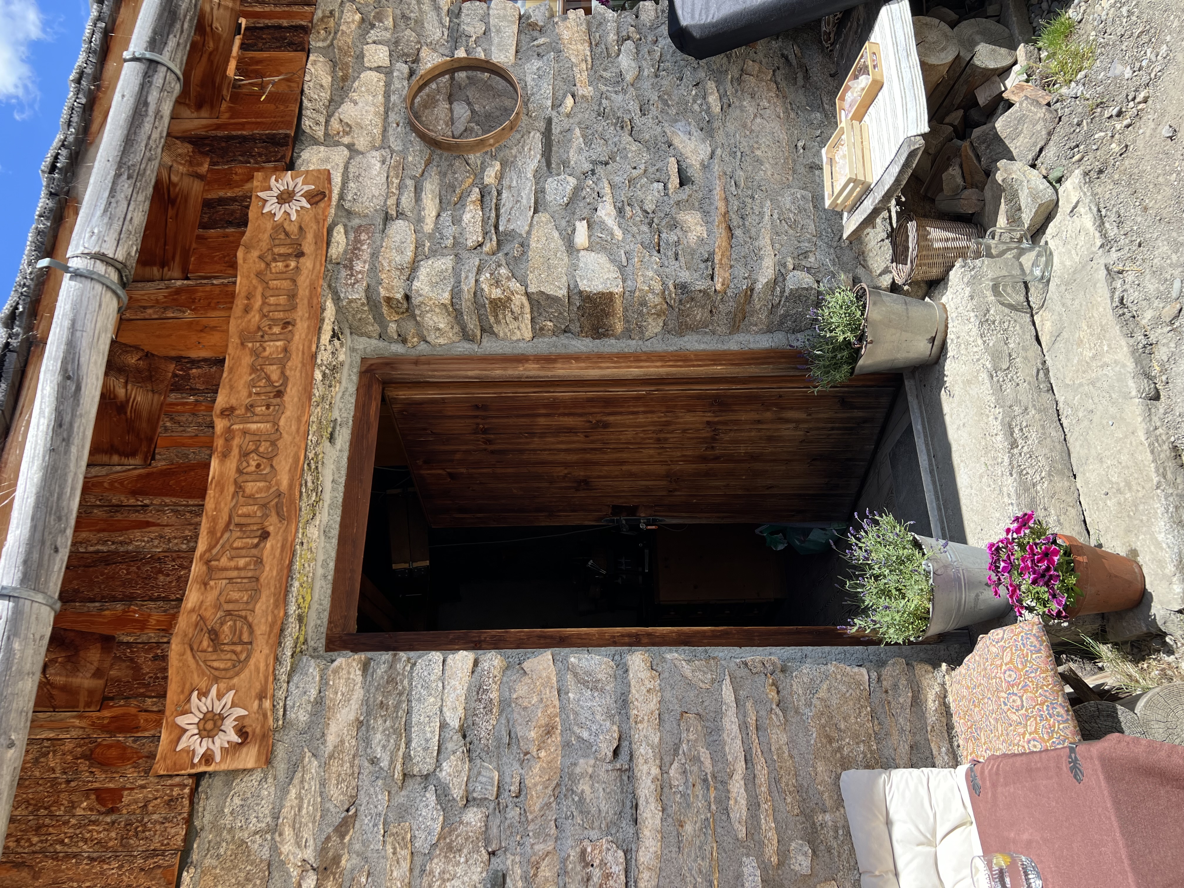 Eingang der Goldgräberhütte mit geschnitztem Holzschild