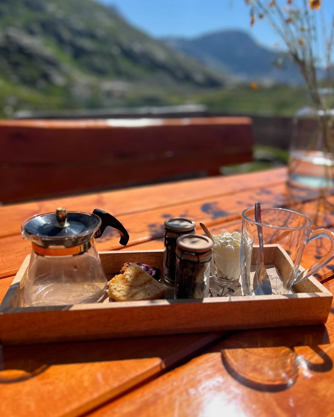 Alm Tee mit Süßigkeiten auf der Goldgräberhütte