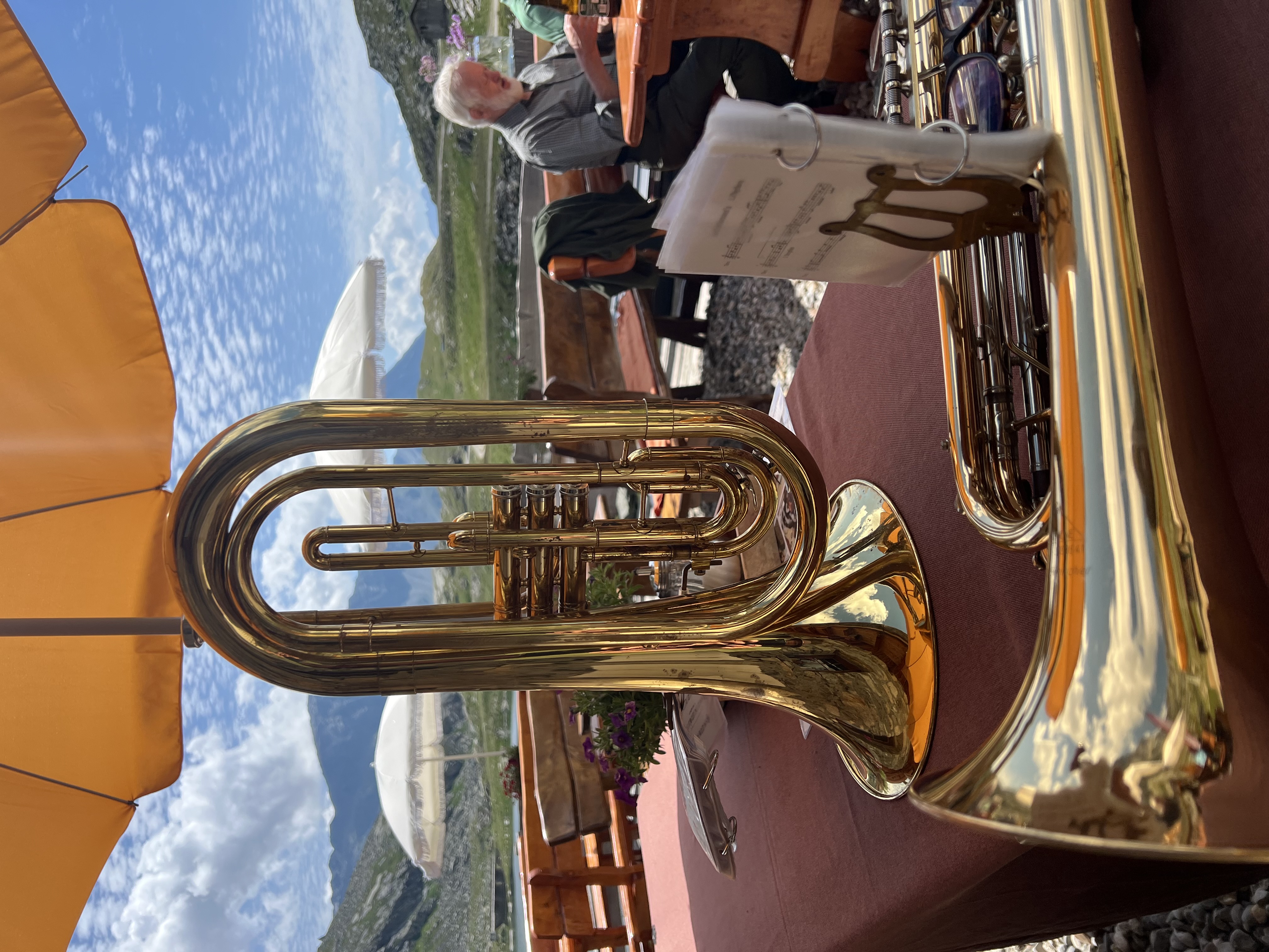 Blasinstrument auf der Terrasse der Goldgräberhütte