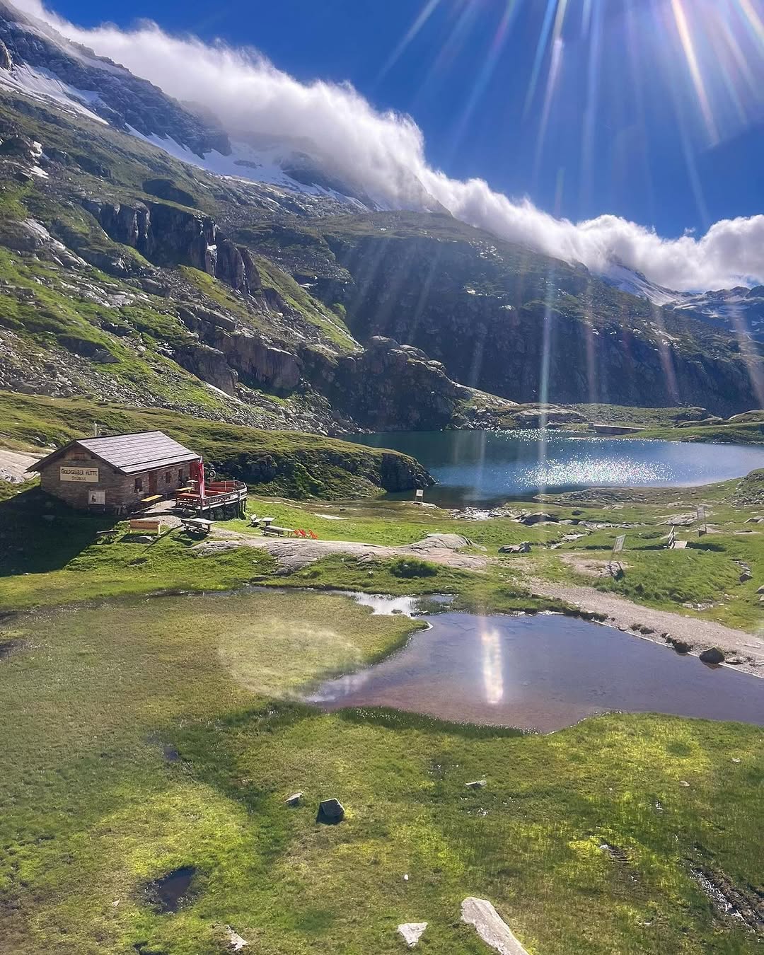 Goldgräberhütte am Bergsee aus der Vogelperspektive