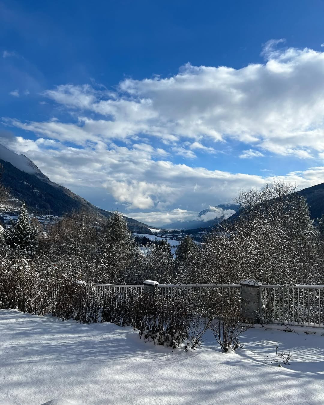 Weiße Winterlandschaft rund um die Goldgräberhütte